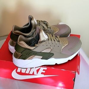 🔥VERY RARE NIKE AIR HUARACHE RUN KHAKI/OLIVE SIZE 10.5🔥